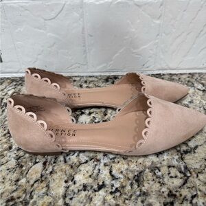 Journee Collection NWT Women's 10 Cream Scalloped Pointy Toe Nude Tan Flats